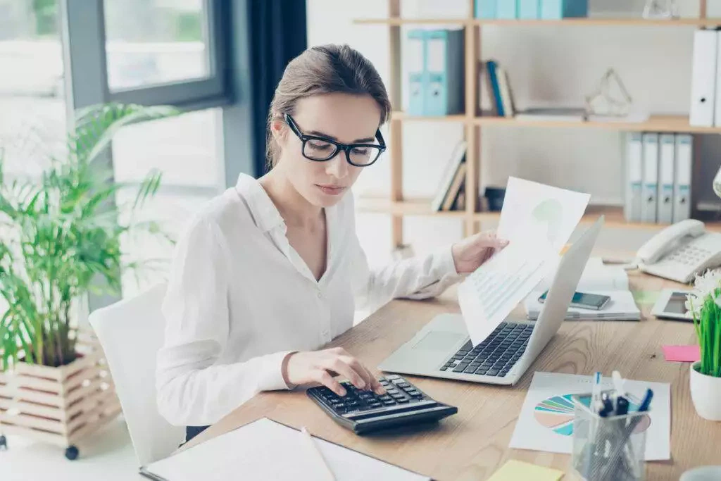 Successful,Business,Woman,Economist,In,Formal,Wear,,Sitting,At,Her